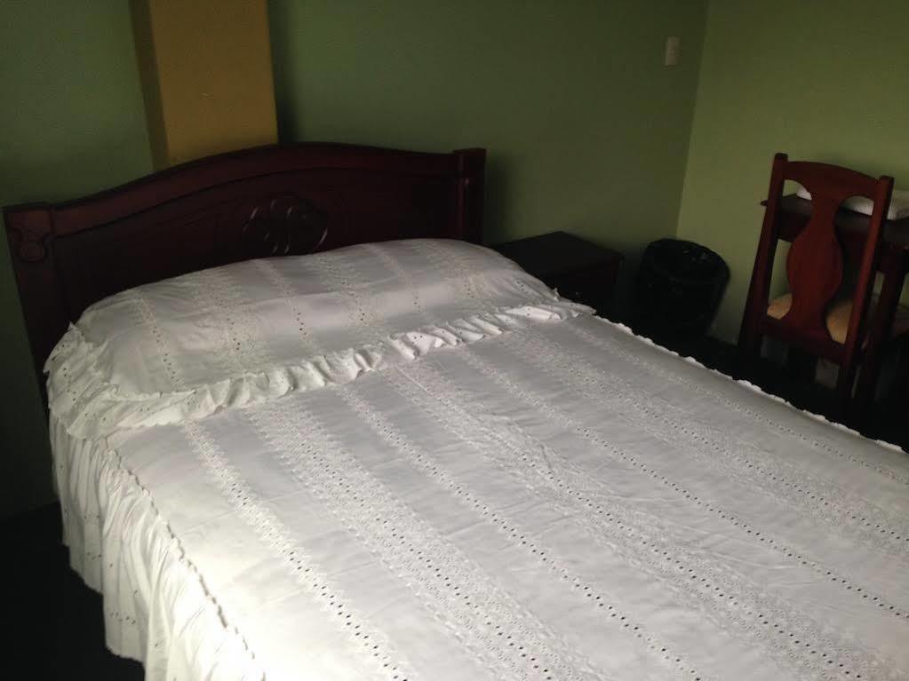 Hostal Los Lirios Loja Eksteriør billede