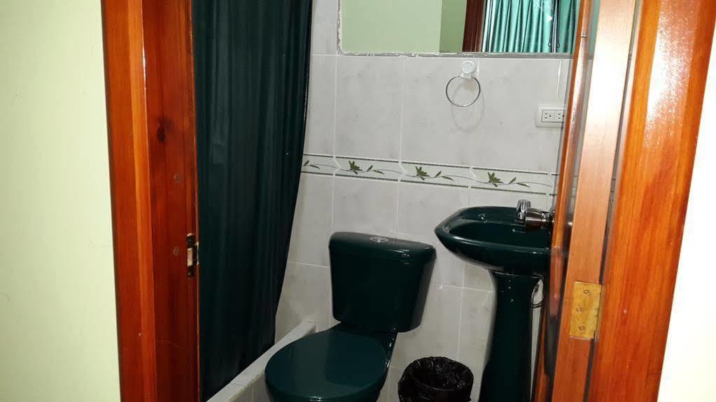 Hostal Los Lirios Loja Eksteriør billede