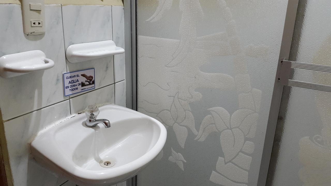 Hostal Los Lirios Loja Eksteriør billede