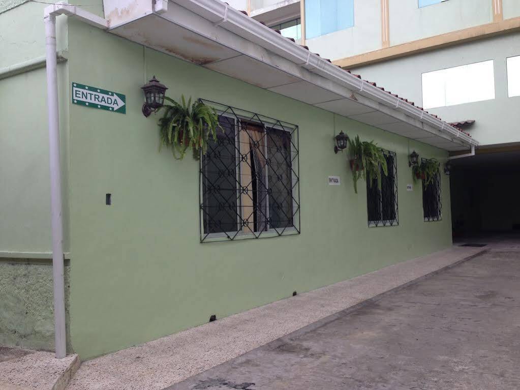 Hostal Los Lirios Loja Eksteriør billede