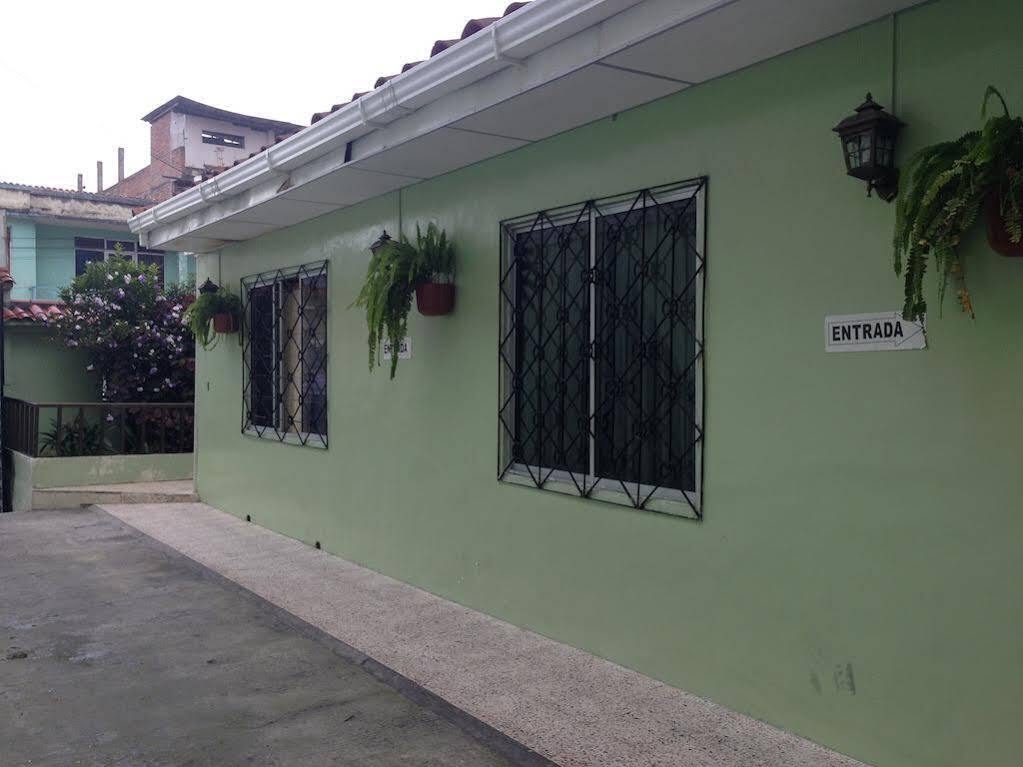 Hostal Los Lirios Loja Eksteriør billede